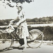 FOTO DE COLECCIÓN Hermosa Mujer con Antigua Bicicleta Floral Vestido INSTANTÁNEA segunda mano  Embacar hacia Argentina