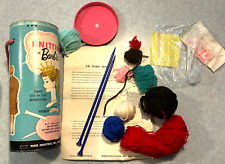 1962 Kit de tricô para Barbie com agulhas, fios, instruções em vasilha com alça, usado comprar usado  Enviando para Brazil