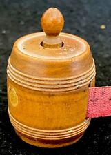 Antiguo barril torneado de madera que contiene una cinta métrica segunda mano  Embacar hacia Argentina