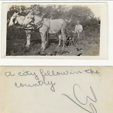 "Una ciudad miembro en el campo"" foto anotada hombre en carro granja de carruajes caballos", usado segunda mano  Embacar hacia Argentina