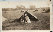 Usado, Foto vintage afeto casal mulher soldado sentado em tenda do exército comprar usado  Enviando para Brazil