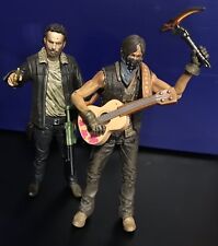 Lote de 2 figuras de acción de The Walking Dead McFarlane Toys Rick Grimes y Daryl Dixon segunda mano  Embacar hacia Argentina