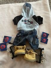 Usado, Pantalones de mezclilla con capucha y botas de senderismo Build A Bear con rodillo deportivo para patinar y rodillas y codos segunda mano  Embacar hacia Mexico