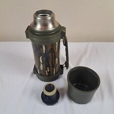 Botella de bebidas aislada Thermos Brand 1 litro verde camuflaje con taza de tapón segunda mano  Embacar hacia Argentina