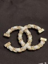 Broche/adorno Chanel dorado con imitación de cuero blanco. ¡Sin pin! 45x35mm segunda mano  Embacar hacia Mexico