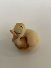 Estatuilla en miniatura vintage de patito bebé rompiendo huevo hecha en Japón segunda mano  Embacar hacia Argentina