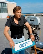 Cadeira de diretor Roger Moore James Bond 007 Live & Let Die Candid foto colorida 8x10 comprar usado  Enviando para Brazil