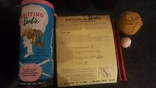 1962 Kit de tricô para Barbie com agulhas, fios, instruções em vasilha  comprar usado  Enviando para Brazil