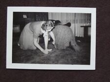 ¿DOS MUJERES A CUATRO PATAS BUSCANDO ARTÍCULO PERDIDO EN ALFOMBRA? FOTO de colección de 1940 segunda mano  Embacar hacia Argentina