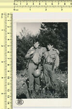 141 1985 militares yugoslavos hombres abrazo uniforme casco rifle foto vintage original segunda mano  Embacar hacia Mexico
