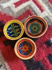 Tazón de calabaza de 3 cuentas finas indio huichol hecho a mano arte popular mexicano coloridos cuencos segunda mano  Embacar hacia Mexico