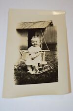 Fotografía vintage de 1940 de bebé montando en un caminante/triciclo granja en blanco y negro segunda mano  Embacar hacia Argentina