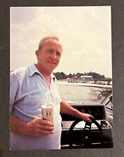 FOTO ENCONTRADA FOTO VINTAGE Homem em um barco bebendo Coors lata de cerveja comprar usado  Enviando para Brazil