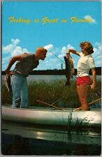 Cartão postal de saudações em quadrinhos de pesca da Flórida dos anos 1960 casal no barco, mulher com peixe grande comprar usado  Enviando para Brazil