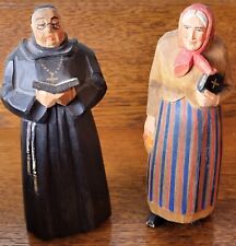Antigua escultura de madera tallada a mano y pintada sacerdote y anciana con Biblia segunda mano  Embacar hacia Mexico