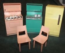 Usado, Lote de 5 móveis vintage para casa de bonecas fogão de plástico rígido geladeira pia cadeira comprar usado  Enviando para Brazil