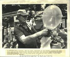 1981 Foto de prensa Pearl River Catfish Festival vendedor vende sus globos. segunda mano  Embacar hacia Mexico