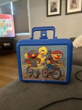 Bicicleta lonchera vintage azul de plástico Sesame Street para carreras Elmo Ernie segunda mano  Embacar hacia Argentina