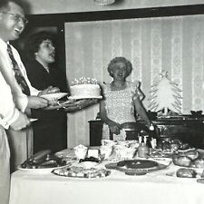 FOTO DE COLECCIÓN AÑOS 50 Cantando Feliz Cumpleaños Pastel Velas Buffet Instantánea Original segunda mano  Embacar hacia Argentina
