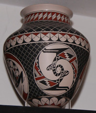Desenhos pretos e vermelhos nítidos em vaso branco olla assinado Jorge Quintana, Mata Ortiz comprar usado  Enviando para Brazil