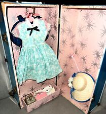 Camión armario de muñecas vintage de la década de 1950 con ropa y zapatos de muñeca vintage segunda mano  Embacar hacia Argentina