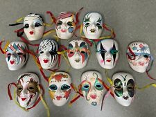 Juego de 12 mascarillas vintage pintadas de cerámica de porcelana Mardi Gras, buen estado. segunda mano  Embacar hacia Argentina