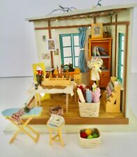 Usado, Sala de costura montada faça você mesmo casa de bonecas miniatura 9 x 8 x 7 1/2 polegadas comprar usado  Enviando para Brazil