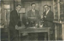 Hombres en clase de ciencias química laboratorio microscopios biología foto antigua segunda mano  Embacar hacia Argentina