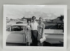 Sujetador bala clásico de colección con foto encontrada de la década de 1960 para mujeres con peinado de colmena Chevy automóvil segunda mano  Embacar hacia Mexico