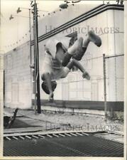 1960 Press Photo George Cantrell cabeça pousando em cama de trampolim flexível comprar usado  Enviando para Brazil