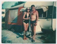 Trailer de casal casa praia homem sem camisa maiô mulher foto antiga original comprar usado  Enviando para Brazil