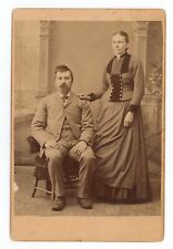 Tarjeta de gabinete antigua de alrededor de 1880 encantadora pareja de ancianos con ropa de la época victoriana segunda mano  Embacar hacia Argentina