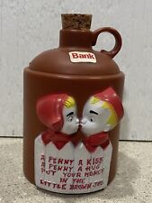 Antigo Jarro de Plástico Holandês Beijando Crianças Cofrinho Cortiça Um Penny A Kiss A PENNY A Hug comprar usado  Enviando para Brazil