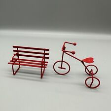 Banco e bicicleta vintage miniatura de metal vermelho para casa de bonecas com assento de coração comprar usado  Enviando para Brazil