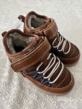 oshkosh b'gosh zapatos para niños pequeños botas recicladas forradas de piel sintética talla 5, bronceadas segunda mano  Embacar hacia Mexico