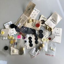 Lote surtido de botones tarjetas de variedad mixta nuevas y usadas de metal y plástico segunda mano  Embacar hacia Mexico
