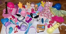 Lote de 60 itens de boneca Barbie: roupas, chapéus, sapatos, guitarra, animais de estimação, bolo, balão +, usado comprar usado  Enviando para Brazil