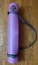 Usado, Estera de yoga Lululemon 5 mm púrpura gruesa goma 71"" X 26"" antideslizante con correa segunda mano  Embacar hacia Argentina