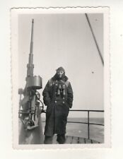 Gebraucht, Foto 2.WK Marine Matrose an Bord Geschütz auf Boot mit Fernglas  (79) gebraucht kaufen  Neugersdorf