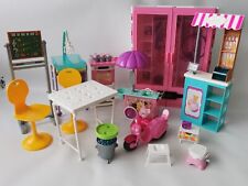 Barbie & Chelsea Bundle Joblot Playsets - Armadio, Caffè, Bici ecc. - In perfette condizioni, usato usato  Spedire a Italy