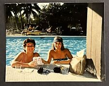 FOTO VINTAGE ENCONTRADA FOTO Duas Mulheres Na Piscina Bebendo Latas de Cerveja Budweiser comprar usado  Enviando para Brazil