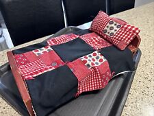 Cama de boneca de madeira vintage 3 peças com cobertor e travesseiro vermelho preto branco 15x8x3 pol comprar usado  Enviando para Brazil