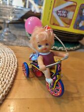 Antigo Happy Little loira menina com bandeira lata litho corda triciclo funciona Coréia, usado comprar usado  Enviando para Brazil