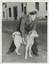 1947 Press Photo William Davis e cachorro de três patas em Miami - lra59023, usado comprar usado  Enviando para Brazil