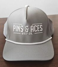 Pins & Aces Golf Co.  Sombrero de golf gris y blanco nuevo sin etiquetas grande? Tela seca Quik, usado segunda mano  Embacar hacia Argentina