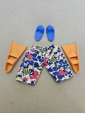 DE COLECCIÓN Barbie KEN muñeca BUCEO aletas zapatos naranja y azul sandalias florales cortas segunda mano  Embacar hacia Argentina