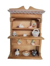Cabaña para casa de muñecas a escala miniatura con juego de té, gato, conejo y ratón segunda mano  Embacar hacia Argentina