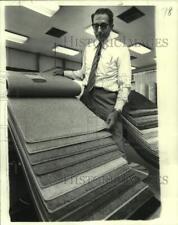 1979 Press Photo Modern Flooring Inc. proprietário Arnold Levy oferece venda de aniversário comprar usado  Enviando para Brazil