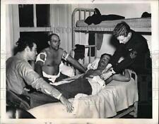 1943 Foto de prensa J Brogas, M De Leon, S Nadal, CH Britt, en el hospital, mordedura de tiburón, usado segunda mano  Embacar hacia Argentina