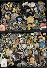 Usado, Lote enorme de gaveta de lixo medalhas católicas rosários pinos joias bugigangas sucata comprar usado  Enviando para Brazil